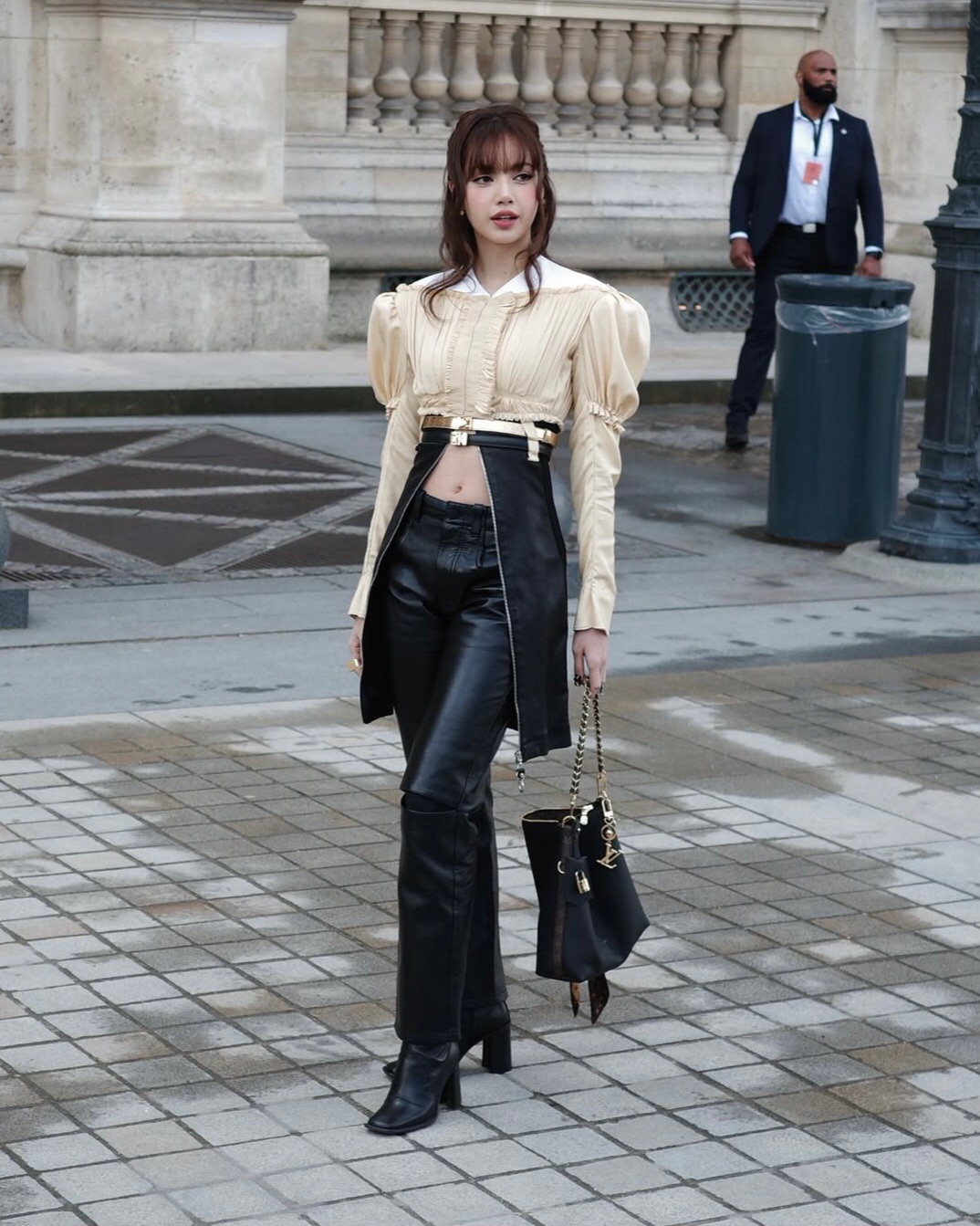 Lisa qu&aacute; an to&agrave;n với gương mặt b&uacute;p b&ecirc;, Lưu Diệc Phi sến kh&ocirc;ng tưởng, d&agrave;n sao hot tề tựu tại show Louis Vuitton- Ảnh 1.