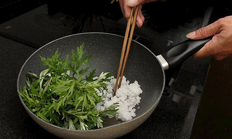 L&aacute; ngải cứu đem rang với thứ n&agrave;y c&oacute; hiệu quả bất ngờ- Ảnh 1.