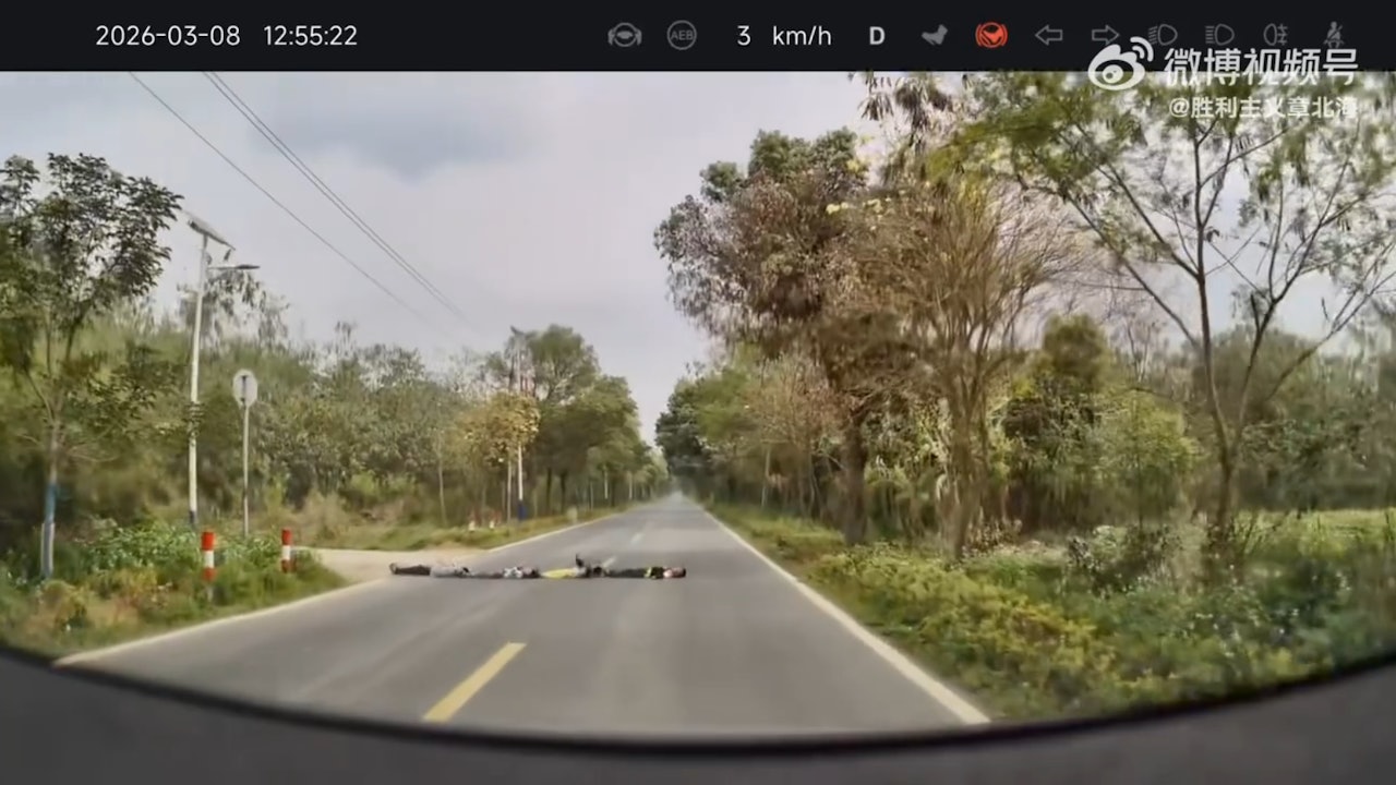 4 đứa trẻ nằm lỳ giữa đường giả l&agrave;m gờ giảm tốc khiến t&agrave;i xế th&oacute;t tim- Ảnh 1.