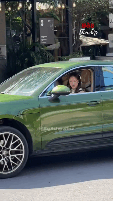 Mỹ nữ l&aacute;i Porsche viral TikTok: 1 gi&acirc;y lướt qua cũng khiến người kh&aacute;c ngo&aacute;i nh&igrave;n, nhận mưa lời khen v&igrave; mặc đẹp- Ảnh 1.