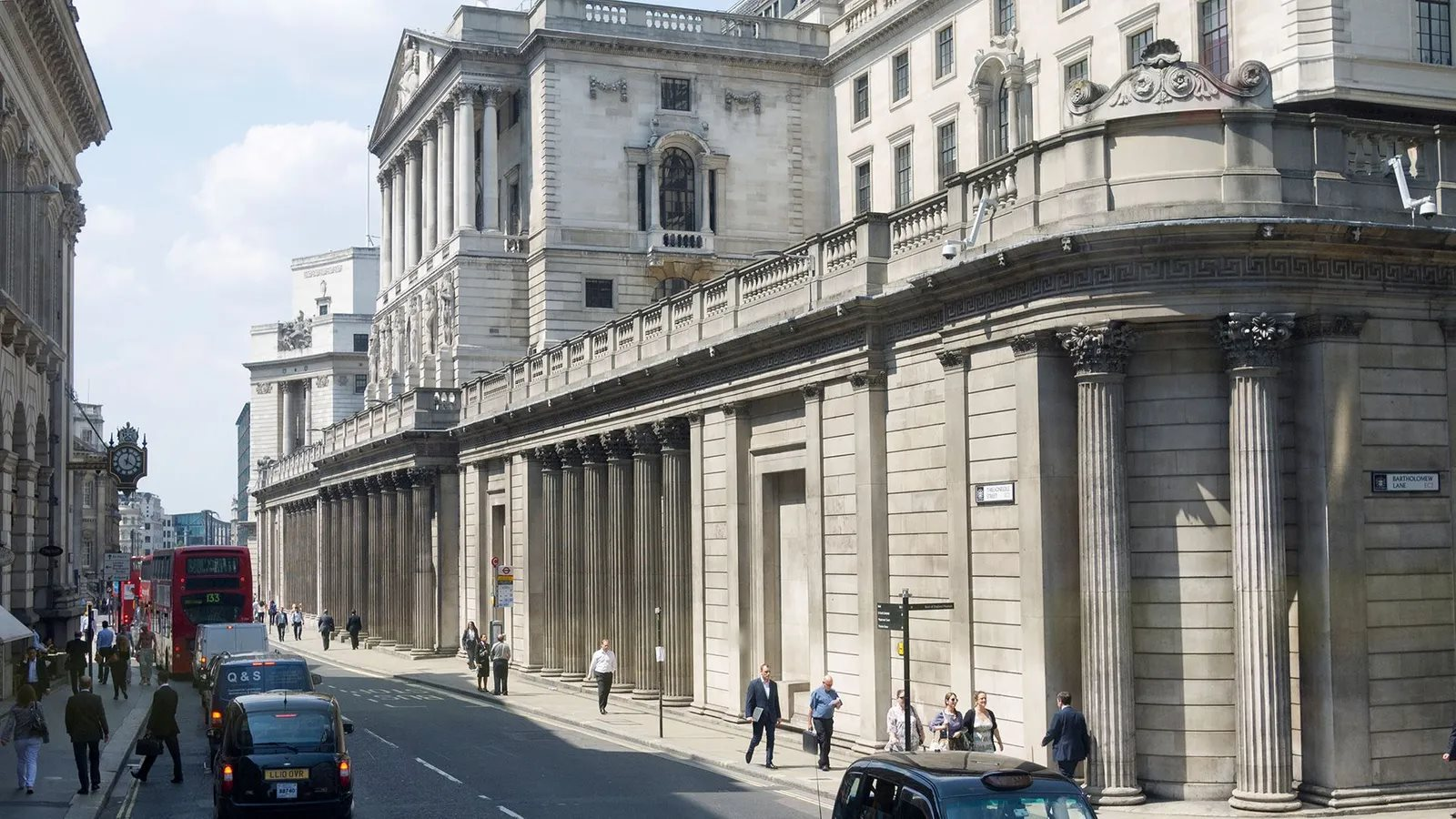 Cả thế giới đang kh&aacute;t v&agrave;ng m&agrave; tại sao 60 quốc gia n&agrave;y lại giấu 400.000 thỏi dưới một m&ecirc; cung "&acirc;m hiểm"?- Ảnh 4.