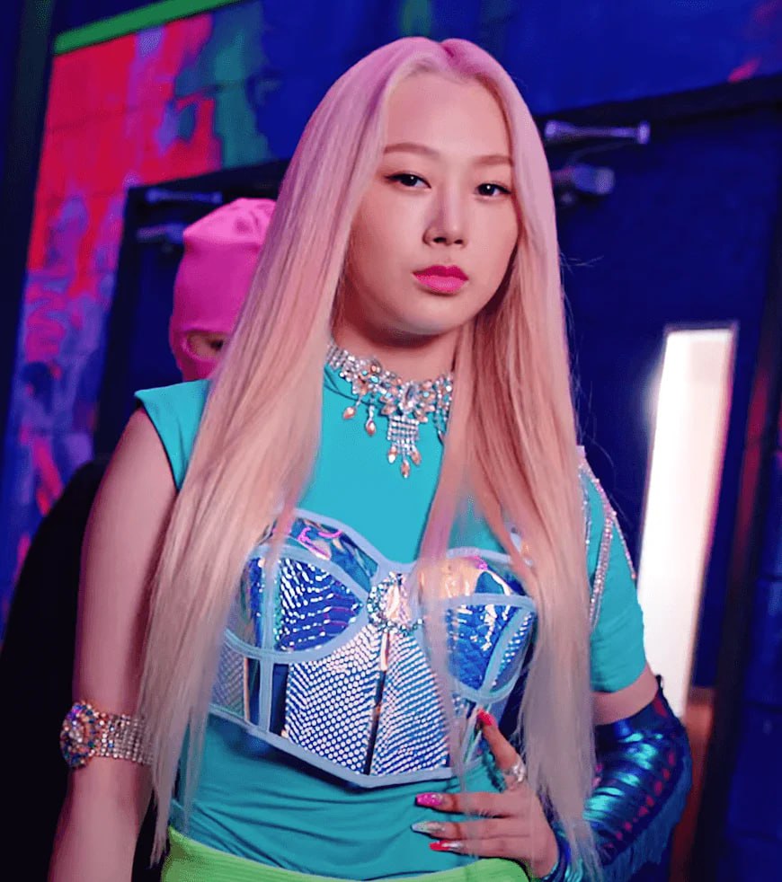 Visual kh&aacute;c lạ của mỹ nh&acirc;n "vịt ho&aacute; thi&ecirc;n nga", đẹp đến mấy cũng chưa vừa l&ograve;ng cư d&acirc;n mạng- Ảnh 5.