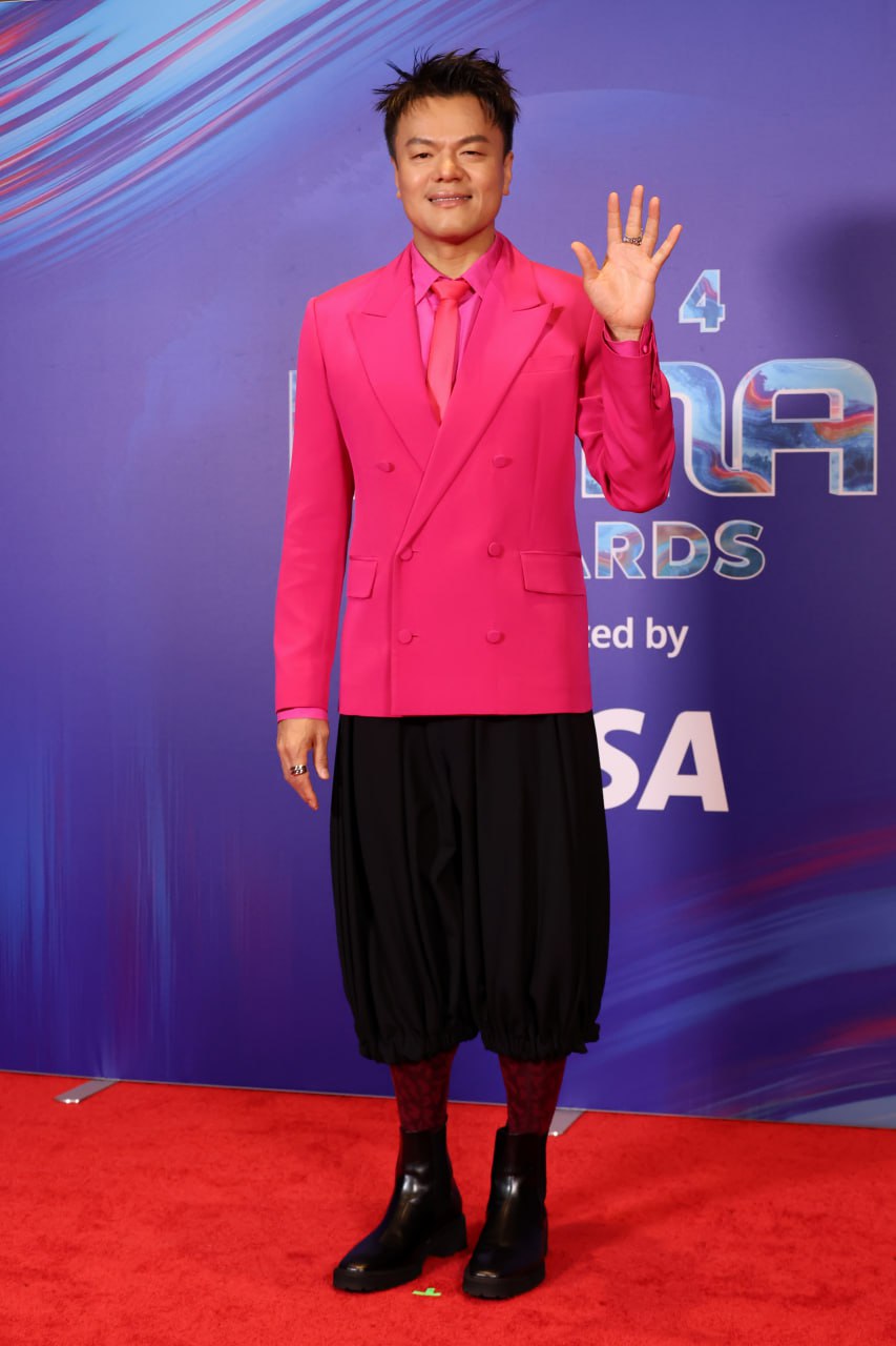 Tổng t&agrave;i cả nước biết mặt bỏ chức CEO, quyết l&agrave;m ca sĩ giật hết spotlight showbiz- Ảnh 2.