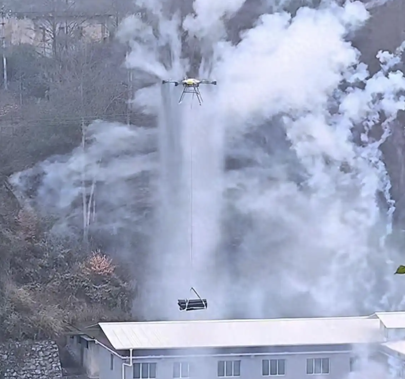 Đ&aacute;m tang thời &ldquo;c&ocirc;ng nghệ&rdquo;: 1 gia đ&igrave;nh chi hơn 38 triệu đồng thu&ecirc; m&aacute;y bay kh&ocirc;ng người l&aacute;i b&ecirc; quan t&agrave;i nặng 460kg l&ecirc;n n&uacute;i an t&aacute;ng- Ảnh 1.