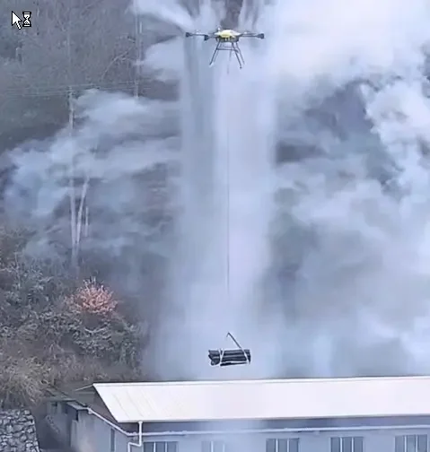 Quan t&agrave;i h&agrave;ng trăm c&acirc;n bỗng "bay" giữa sườn n&uacute;i, cảnh tượng khiến nhiều người kh&ocirc;ng tin mắt m&igrave;nh- Ảnh 6.