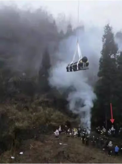 Quan t&agrave;i h&agrave;ng trăm c&acirc;n bỗng "bay" giữa sườn n&uacute;i, cảnh tượng khiến nhiều người kh&ocirc;ng tin mắt m&igrave;nh- Ảnh 2.