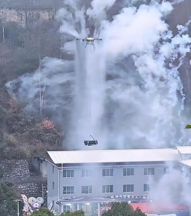 Quan t&agrave;i h&agrave;ng trăm c&acirc;n bỗng "bay" giữa sườn n&uacute;i, cảnh tượng khiến nhiều người kh&ocirc;ng tin mắt m&igrave;nh- Ảnh 3.