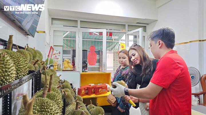 Sầu ri&ecirc;ng gai đen tiền triệu mỗi tr&aacute;i vẫn &lsquo;ch&aacute;y h&agrave;ng&rsquo;- Ảnh 4.