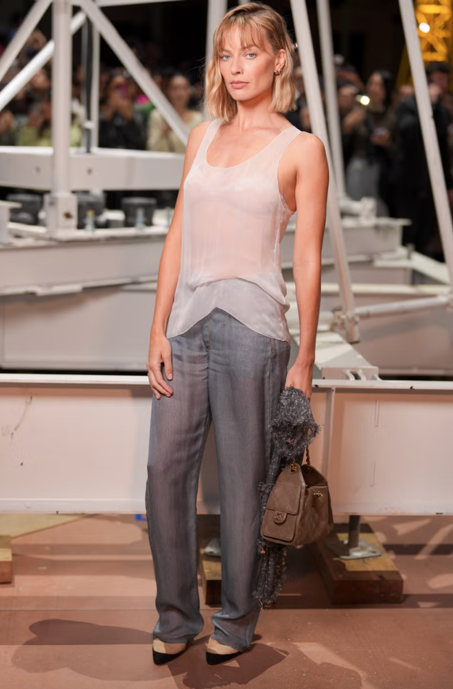 "Barbie nước &Uacute;c" hot hơn cả Jennie ở show Chanel: Kh&iacute; chất khi c&acirc;n đồ xứng đ&aacute;ng th&agrave;nh t&acirc;m điểm- Ảnh 9.