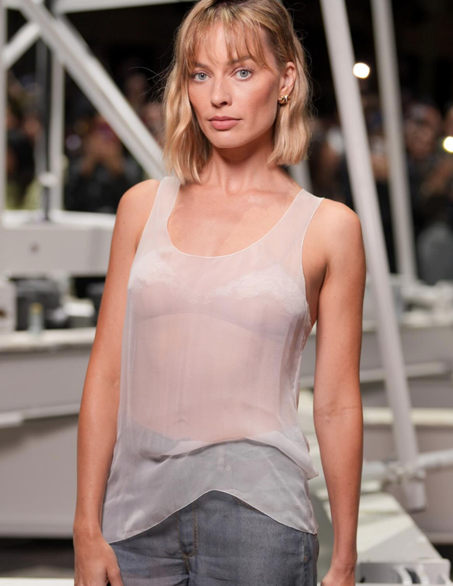 "Barbie nước &Uacute;c" hot hơn cả Jennie ở show Chanel: Kh&iacute; chất khi c&acirc;n đồ xứng đ&aacute;ng th&agrave;nh t&acirc;m điểm- Ảnh 11.