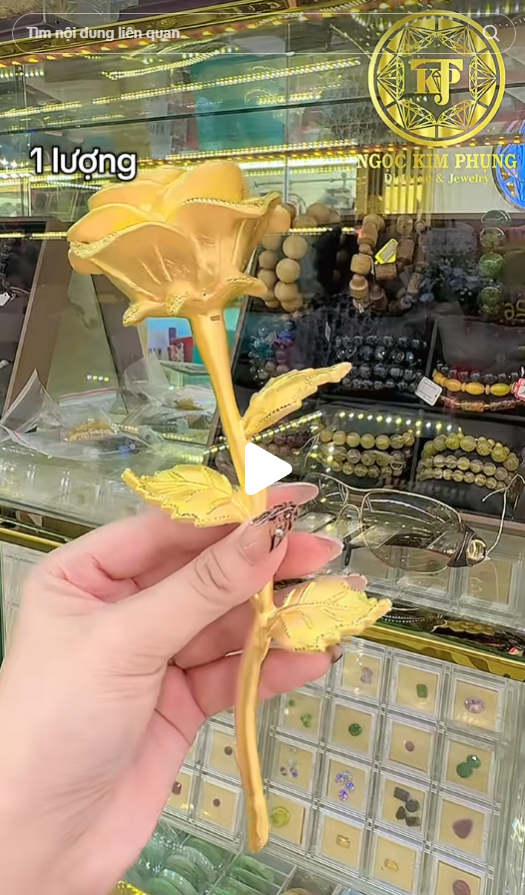 "Ph&uacute; b&agrave; showbiz" khoe được tặng hoa hồng bằng v&agrave;ng 9999, netizen thi nhau đo&aacute;n gi&aacute;- Ảnh 4.