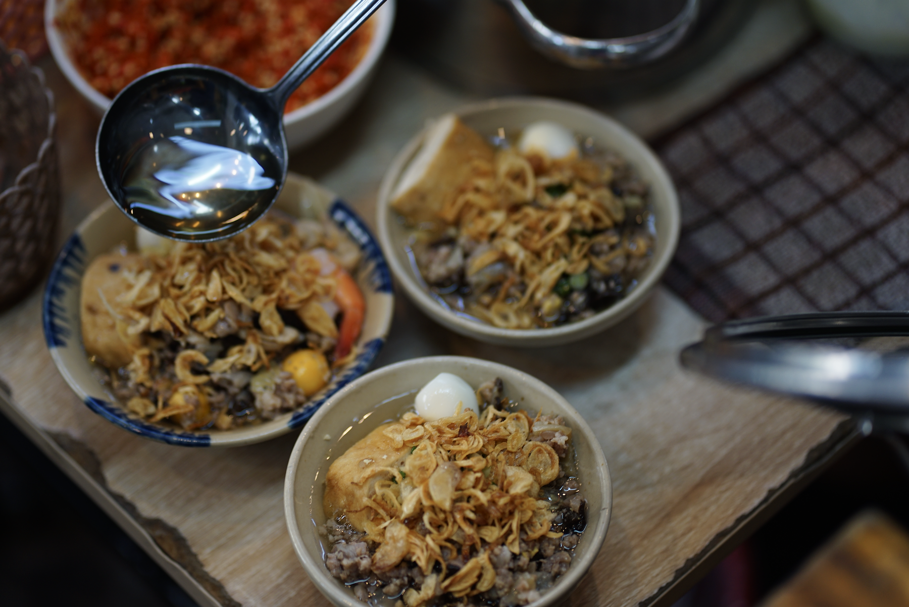 "Qu&aacute;n xin ph&eacute;p tăng 5.000 mong kh&aacute;ch th&ocirc;ng cảm" - Ph&iacute;a sau tấm bảng d&aacute;n đ&egrave; gi&aacute;, t&ocirc; phở vơi bớt đồ- Ảnh 5.