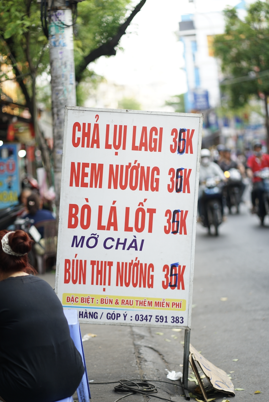 "Qu&aacute;n xin ph&eacute;p tăng 5.000 mong kh&aacute;ch th&ocirc;ng cảm" - Ph&iacute;a sau tấm bảng d&aacute;n đ&egrave; gi&aacute;, t&ocirc; phở vơi bớt đồ- Ảnh 3.
