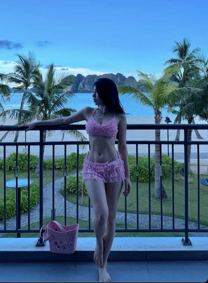 Hotgirl khoe ch&acirc;n d&agrave;i thẳng tắp, nuột n&agrave; nhờ pickleball, ho&aacute; ra l&agrave; em g&aacute;i hot nhất l&agrave;ng b&oacute;ng đ&aacute; từng nhận Ho&agrave; Minzy l&agrave; chị d&acirc;u- Ảnh 1.