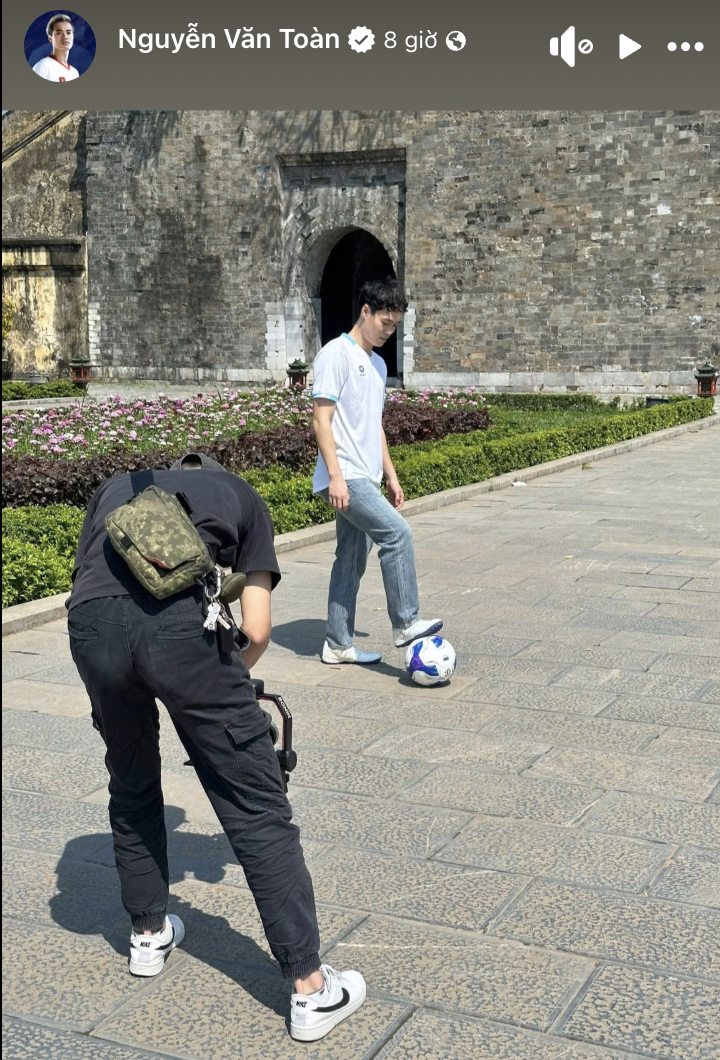 B&agrave;i đăng g&acirc;y ch&uacute; &yacute; của Văn To&agrave;n giữa l&uacute;c li&ecirc;n tục bị r&eacute;o t&ecirc;n khi Ho&agrave; Minzy c&ocirc;ng khai chồng qu&acirc;n nh&acirc;n- Ảnh 1.