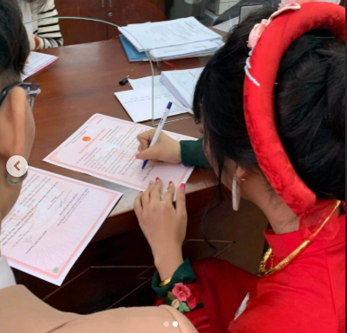 Vợ Ho&agrave;ng Dũng tiết lộ chuyện trong đ&aacute;m cưới b&iacute; mật 6 năm trước: Kh&ocirc;ng c&oacute; tiền mua nhẫn, b&agrave;n ghế phải đi mượn- Ảnh 2.