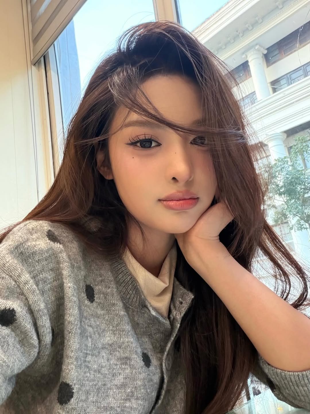 Th&agrave; l&agrave; HIEUTHUHAI rủ Babyboo đ&oacute;ng MV c&ugrave;ng, chứ diễn t&igrave;nh cảm m&agrave; mặt đơ qu&aacute; đơ- Ảnh 1.