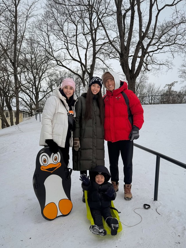 B&ugrave;i Tiến Dũng đưa vợ mẫu t&acirc;y về nh&agrave; ngoại, nhan sắc trẻ đẹp của mẹ vợ "thủ m&ocirc;n quốc d&acirc;n" g&acirc;y sốt c&otilde;i mạng- Ảnh 1.