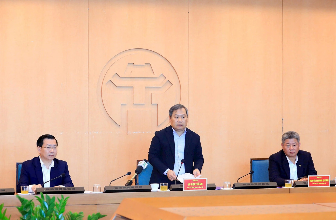 Chủ tịch H&agrave; Nội đề nghị người d&acirc;n tr&aacute;nh lo lắng, t&iacute;ch trữ xăng dầu kh&ocirc;ng cần thiết- Ảnh 1.