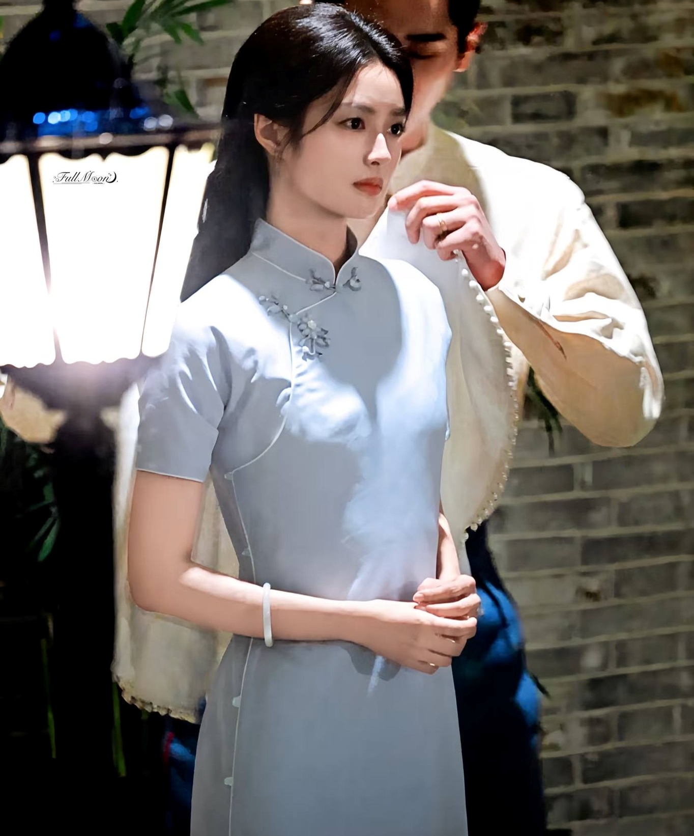 M&agrave;n cầu h&ocirc;n cổ t&iacute;ch đang viral khắp MXH: Nh&agrave; trai l&agrave; thiếu gia cực gi&agrave;u c&oacute;, nh&agrave; g&aacute;i đẹp như ti&ecirc;n nữ giữa hồng trần- Ảnh 5.