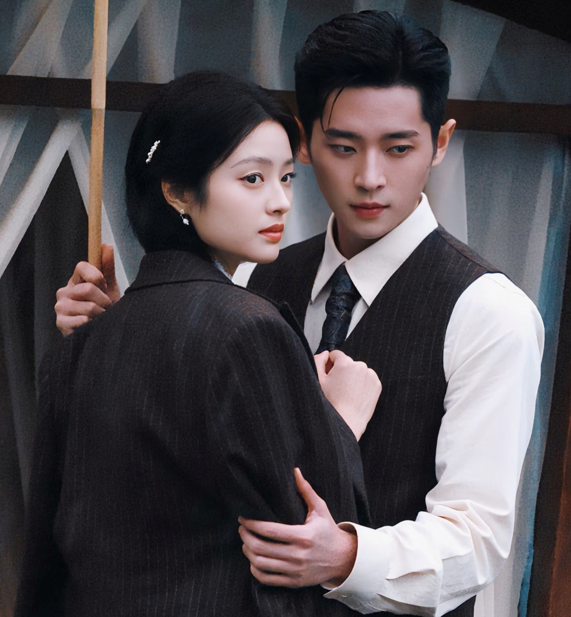 M&agrave;n cầu h&ocirc;n cổ t&iacute;ch đang viral khắp MXH: Nh&agrave; trai l&agrave; thiếu gia cực gi&agrave;u c&oacute;, nh&agrave; g&aacute;i đẹp như ti&ecirc;n nữ giữa hồng trần- Ảnh 1.