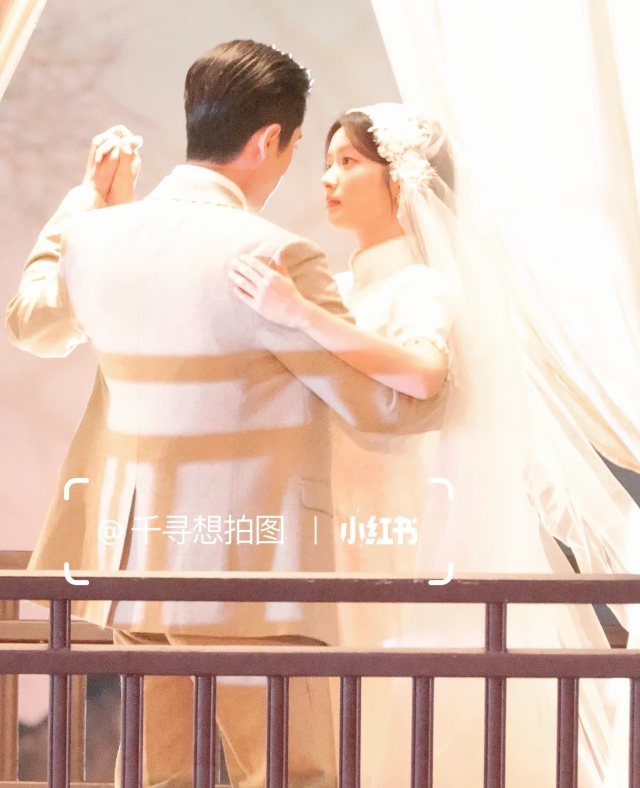 M&agrave;n cầu h&ocirc;n cổ t&iacute;ch đang viral khắp MXH: Nh&agrave; trai l&agrave; thiếu gia cực gi&agrave;u c&oacute;, nh&agrave; g&aacute;i đẹp như ti&ecirc;n nữ giữa hồng trần- Ảnh 2.