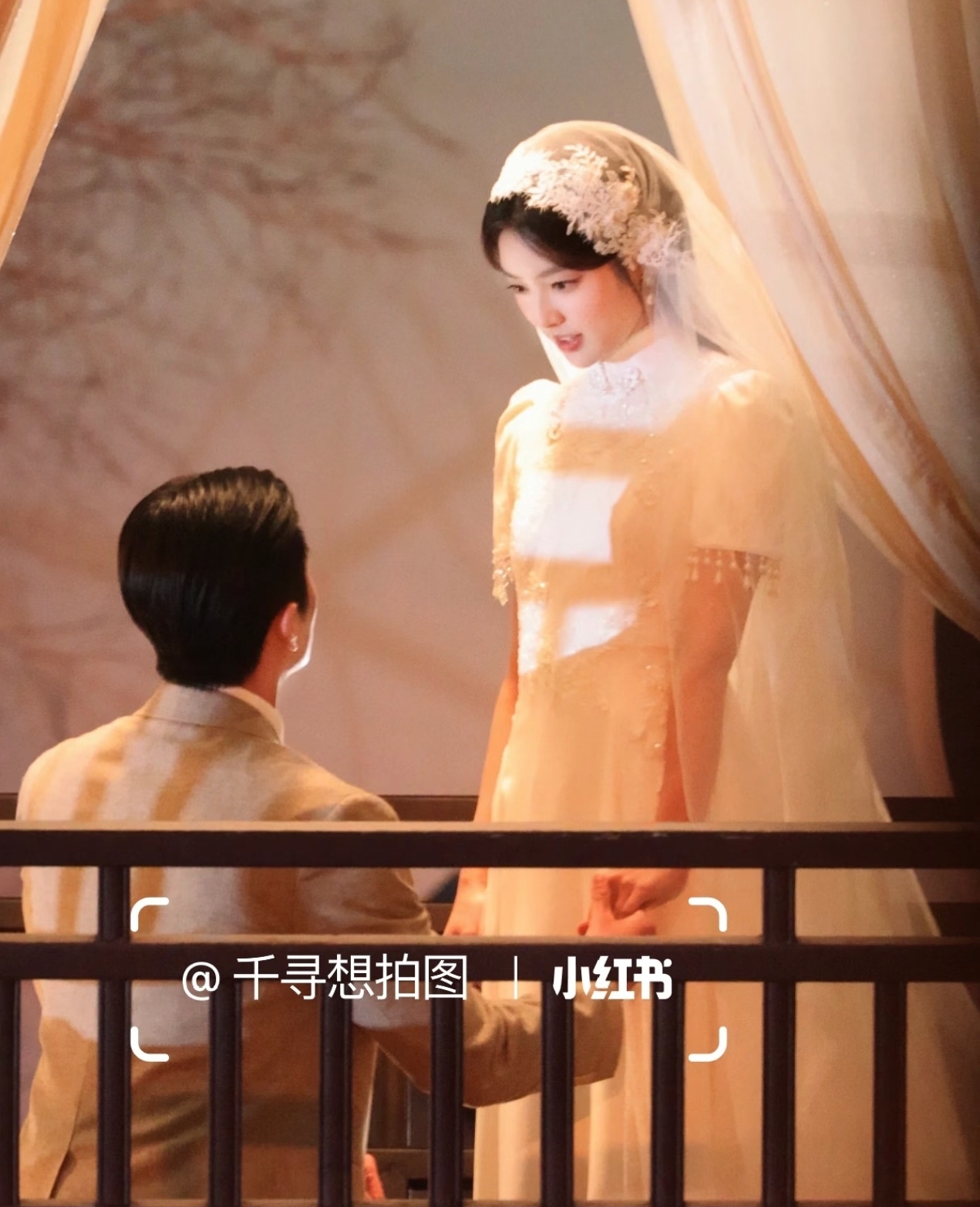 M&agrave;n cầu h&ocirc;n cổ t&iacute;ch đang viral khắp MXH: Nh&agrave; trai l&agrave; thiếu gia cực gi&agrave;u c&oacute;, nh&agrave; g&aacute;i đẹp như ti&ecirc;n nữ giữa hồng trần- Ảnh 3.