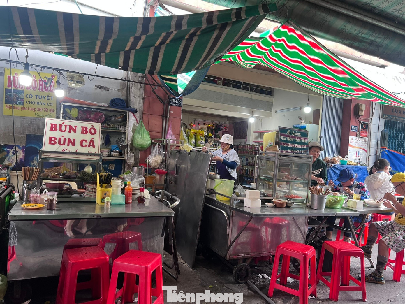 Nhiều mặt h&agrave;ng, dịch vụ "dậy s&oacute;ng" theo gi&aacute; xăng dầu- Ảnh 2.