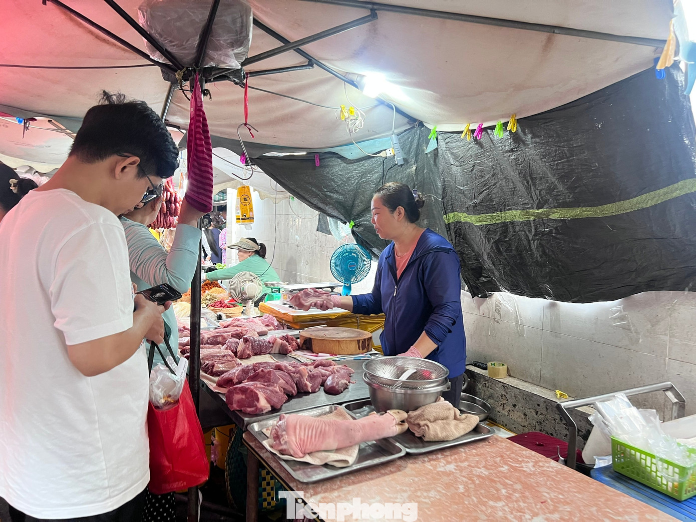 Nhiều mặt h&agrave;ng, dịch vụ "dậy s&oacute;ng" theo gi&aacute; xăng dầu- Ảnh 1.