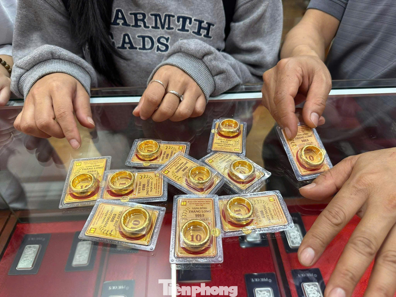 Gi&aacute; v&agrave;ng bất ngờ tăng vọt- Ảnh 1.