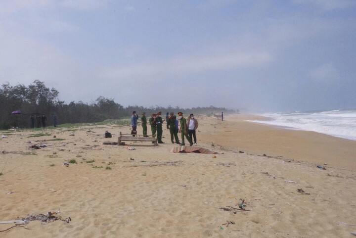 Hai thi thể tr&ocirc;i dạt v&agrave;o bờ biển ở Quảng Ng&atilde;i- Ảnh 1.