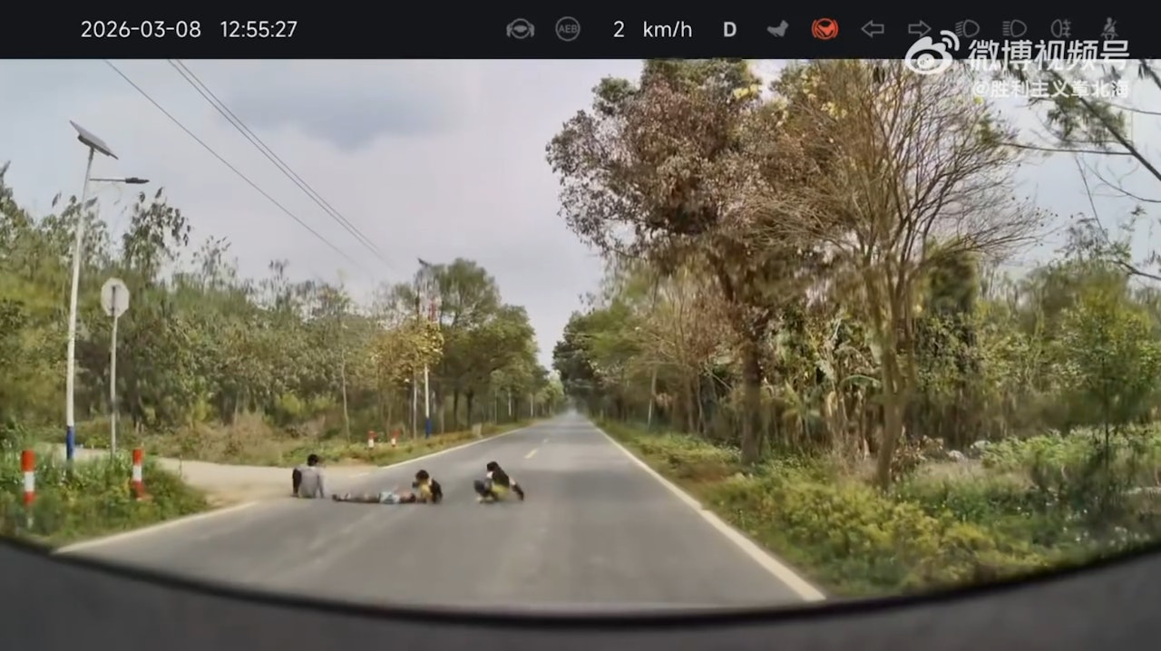 4 đứa trẻ nằm lỳ giữa đường giả l&agrave;m gờ giảm tốc khiến t&agrave;i xế th&oacute;t tim- Ảnh 2.