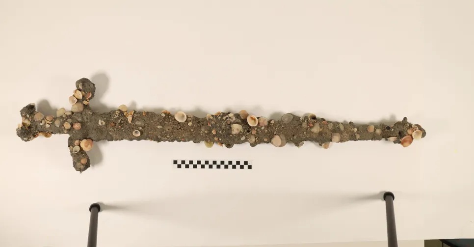 Đuổi trộm ngo&agrave;i bờ biển, cậu sinh vi&ecirc;n nhặt được b&aacute;u vật- Ảnh 1.