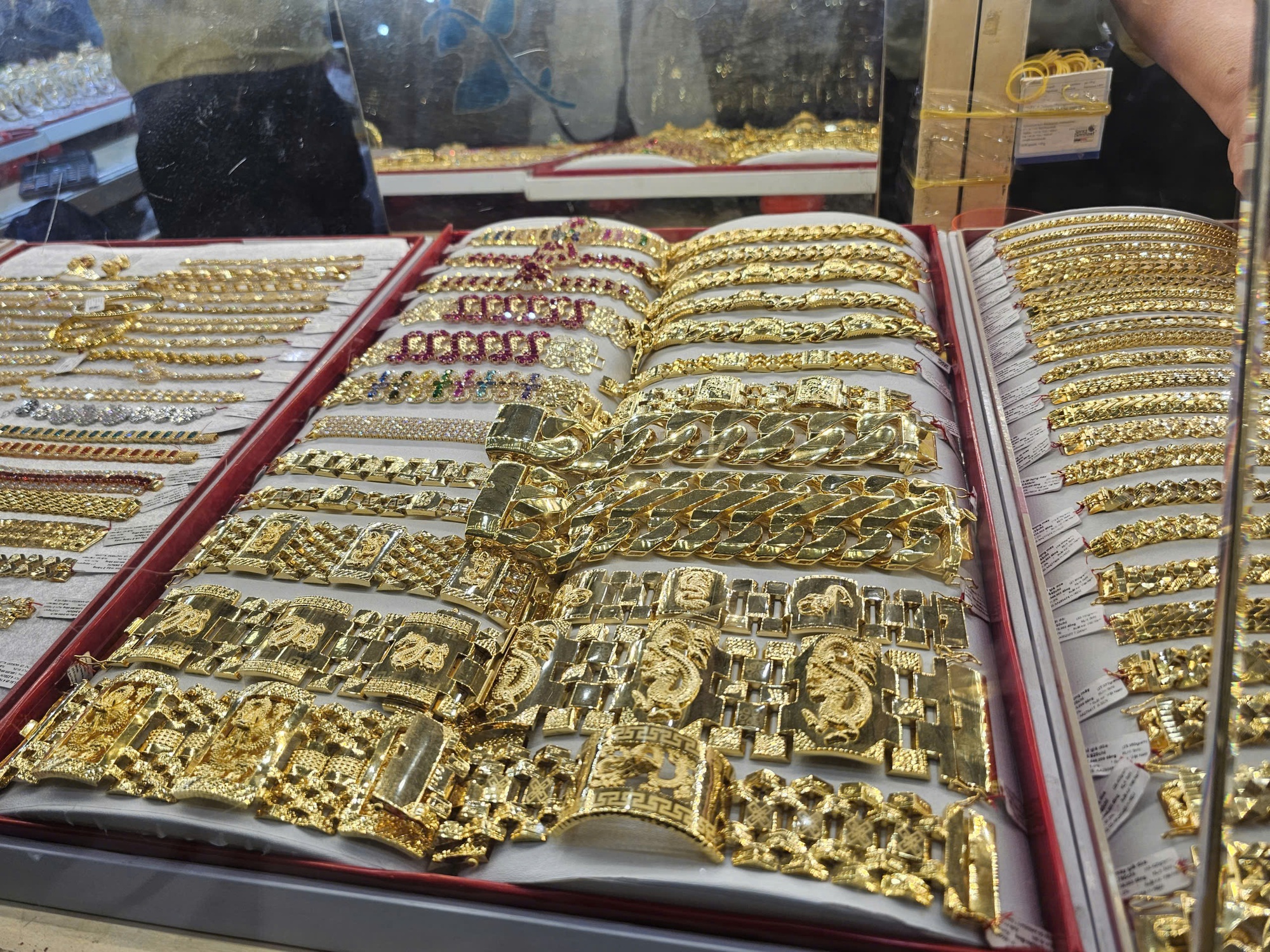 Cuối ng&agrave;y 10-3, gi&aacute; v&agrave;ng miếng SJC v&agrave; v&agrave;ng nhẫn tiếp tục tăng mạnh- Ảnh 1.