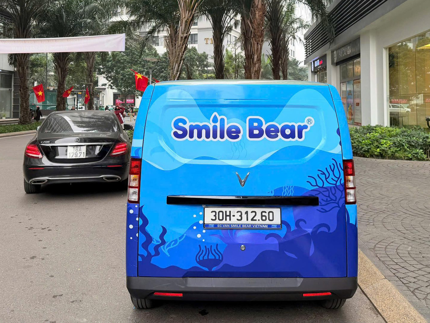 Gi&aacute;m đốc ở H&agrave; Nội sắm VinFast EC Van thay xe tải chở h&agrave;ng trong phố, t&iacute;nh trải nghiệm l&aacute;i xuy&ecirc;n Việt khi c&oacute; thời gian- Ảnh 5.