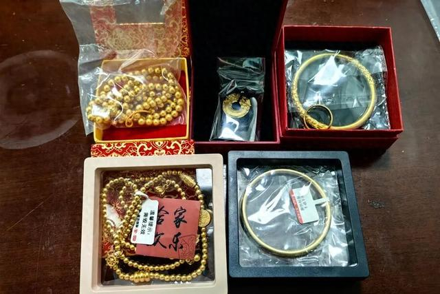 K&eacute;t sắt c&ograve;n nguy&ecirc;n nhưng 160 chỉ v&agrave;ng b&ecirc;n trong &ldquo;bốc hơi&rdquo;: Cảnh s&aacute;t bất ngờ ph&aacute;t hiện số v&agrave;ng giả giống hệt trong tay 1 người kh&ocirc;ng ngờ- Ảnh 1.