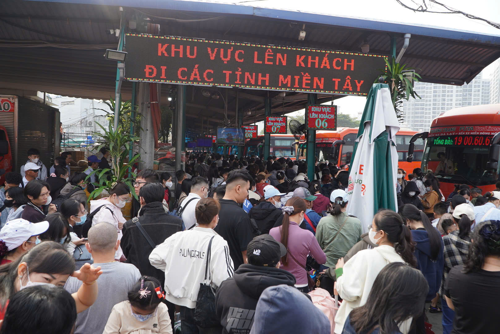 6 nh&agrave; xe li&ecirc;n tỉnh tại TPHCM tăng gi&aacute; v&eacute; xe đến 36% do gi&aacute; nhi&ecirc;n liệu tăng- Ảnh 1.