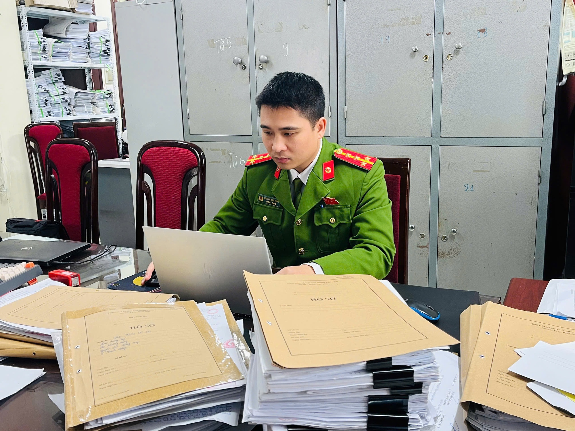 Chiến sĩ trinh s&aacute;t trẻ trong cuộc truy vết 5.300 tỷ của &ldquo;đế chế&rdquo; Mr Pips: "Ch&uacute;ng t&ocirc;i đi qua từ cơn mưa n&agrave;y đến cơn mưa kh&aacute;c"- Ảnh 5.