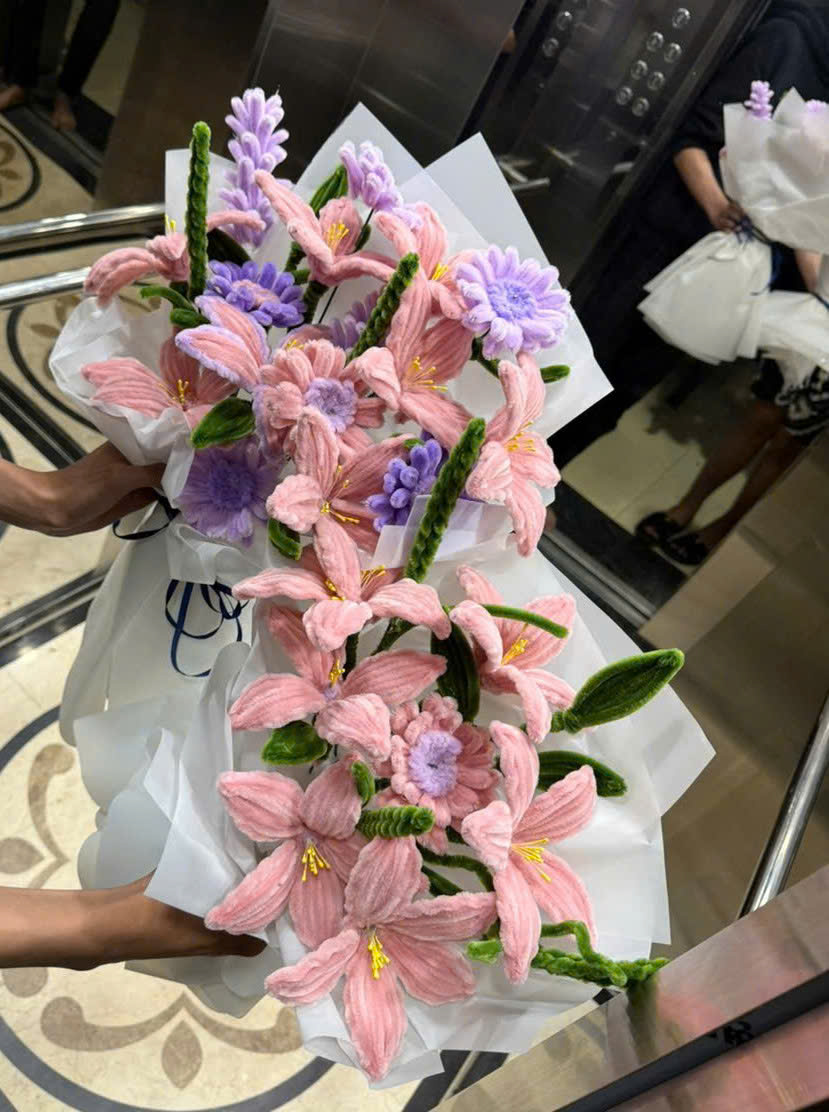 Nam shipper ở H&agrave; Nội ngồi lề đường, l&agrave;m hoa kẽm nhung l&uacute;c nửa đ&ecirc;m: L&ecirc;n tiếng n&oacute;i r&otilde; t&igrave;nh cảnh khi bị tố "d&agrave;n dựng"- Ảnh 4.