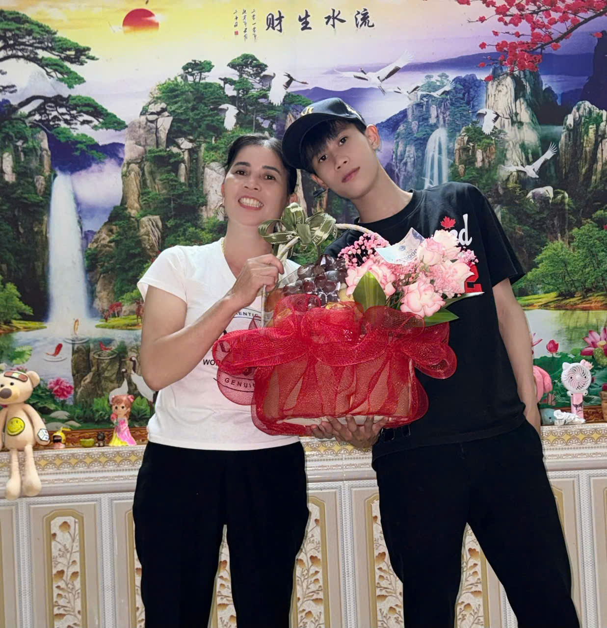 Nam shipper ở H&agrave; Nội ngồi lề đường, l&agrave;m hoa kẽm nhung l&uacute;c nửa đ&ecirc;m: L&ecirc;n tiếng n&oacute;i r&otilde; t&igrave;nh cảnh khi bị tố "d&agrave;n dựng"- Ảnh 5.