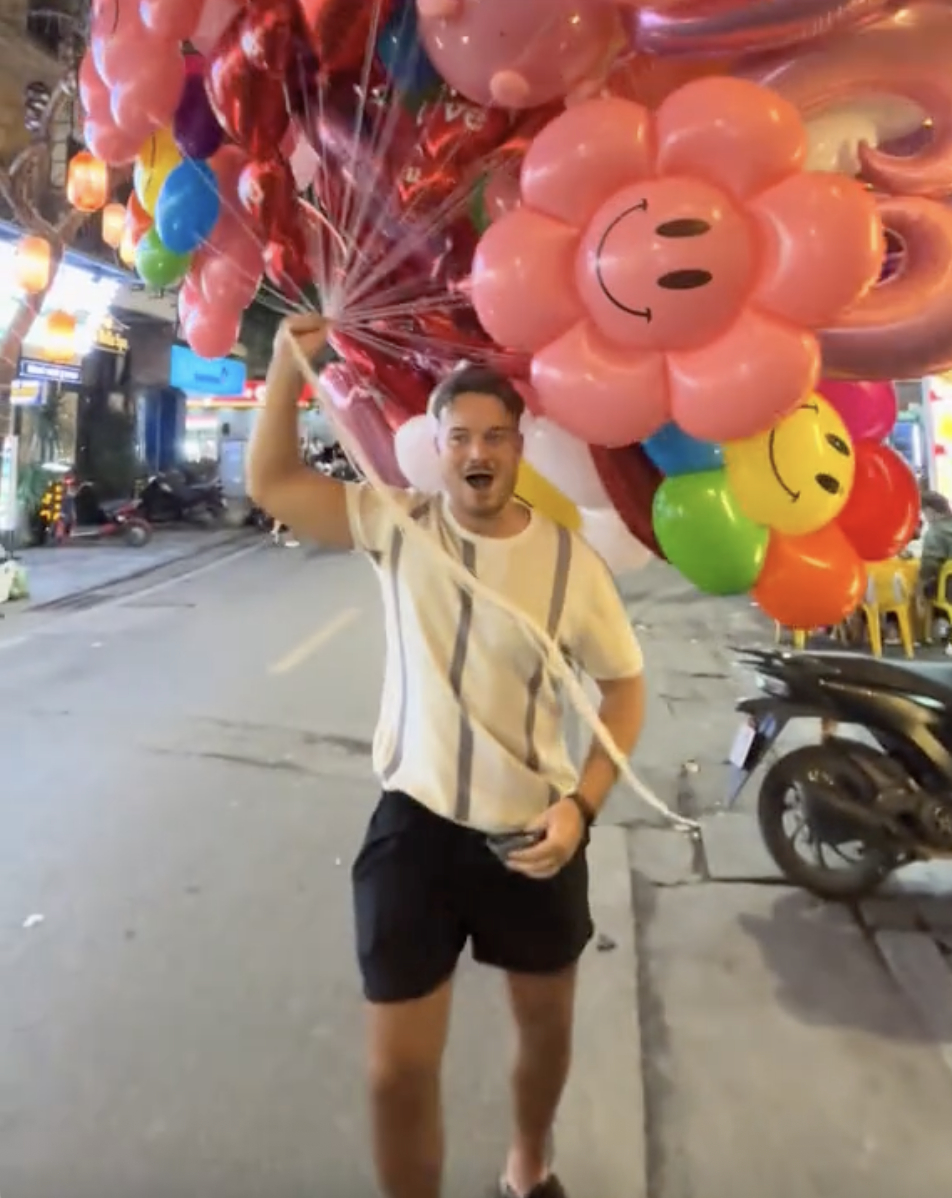 Mua b&oacute;ng bay gi&aacute; 1 triệu ở phố cổ H&agrave; Nội, kh&aacute;ch T&acirc;y bất ngờ chạy nhảy giữa đường đầy kh&oacute; hiểu- Ảnh 2.