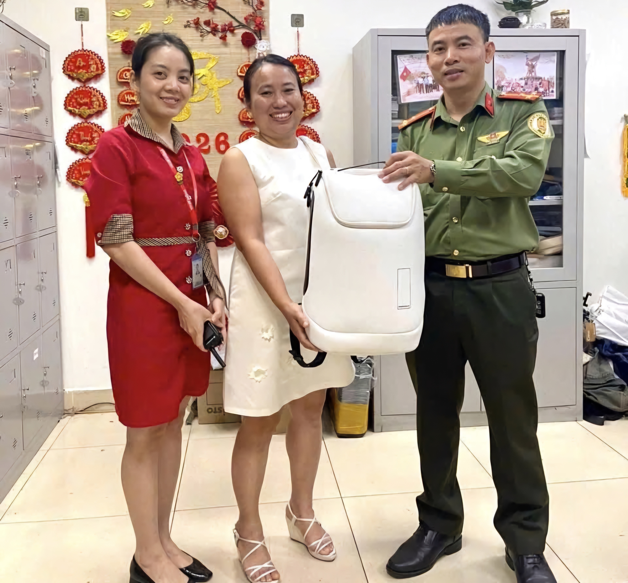 B&ecirc;n trong chiếc balo trắng bị bỏ lại s&acirc;n bay Đ&agrave; Nẵng- Ảnh 2.