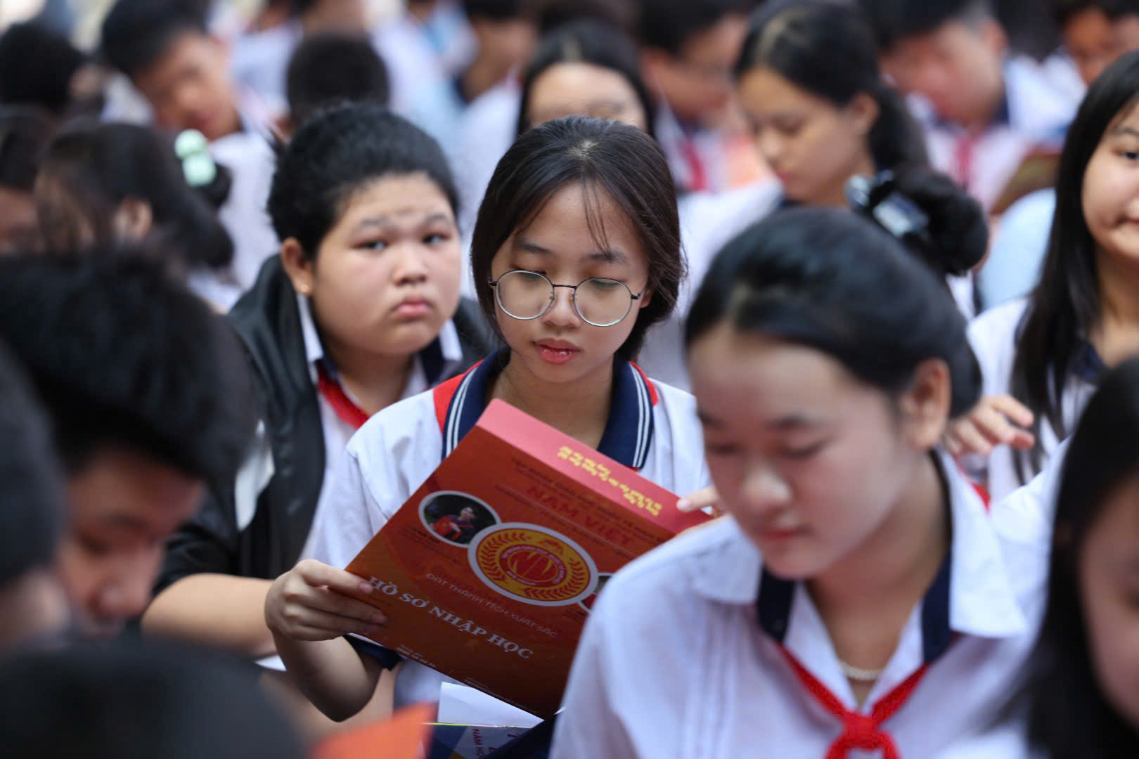 Gay gắt cuộc đua v&agrave;o lớp 10- Ảnh 1.