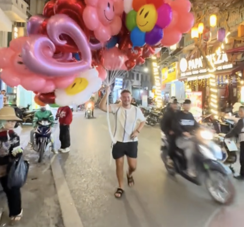 Mua b&oacute;ng bay gi&aacute; 1 triệu ở phố cổ H&agrave; Nội, kh&aacute;ch T&acirc;y bất ngờ chạy nhảy giữa đường đầy kh&oacute; hiểu- Ảnh 1.