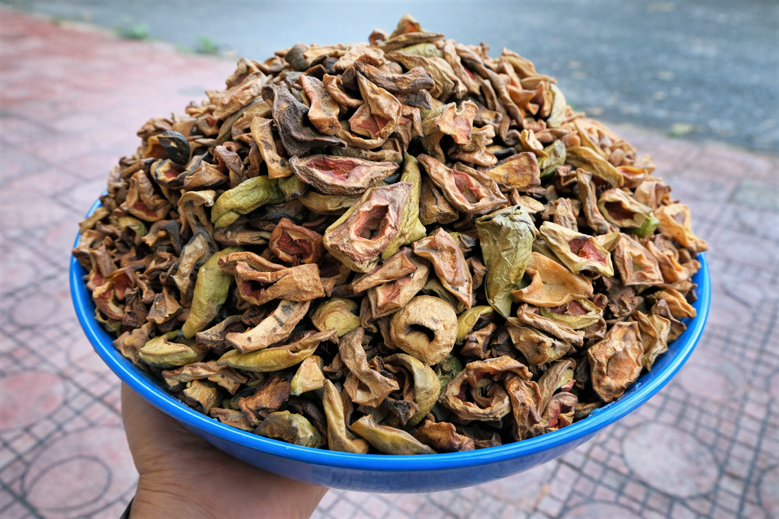 Uống tr&agrave; tr&acirc;u cổ l&agrave;m &ldquo;khổ&rdquo; qu&yacute; &ocirc;ng- Ảnh 3.