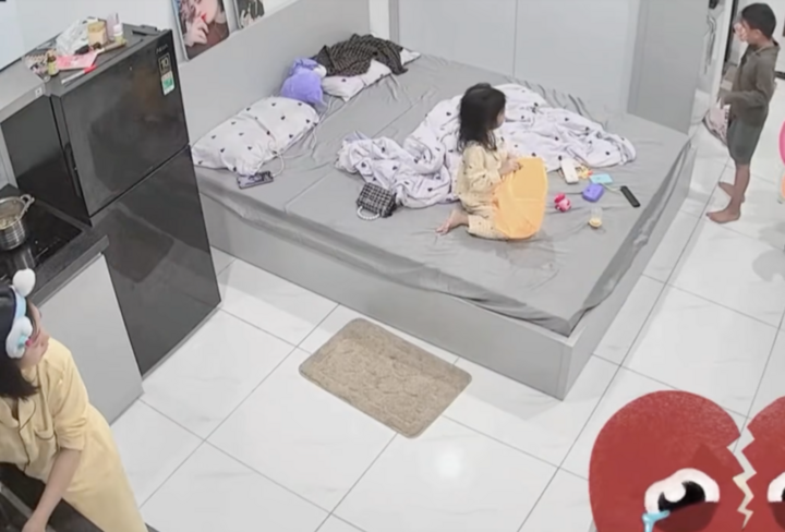 Cậu b&eacute; bật kh&oacute;c v&igrave; nhớ bố đ&atilde; khuất, c&aacute;i &ocirc;m của mẹ kế khiến d&acirc;n mạng rơi lệ- Ảnh 1.