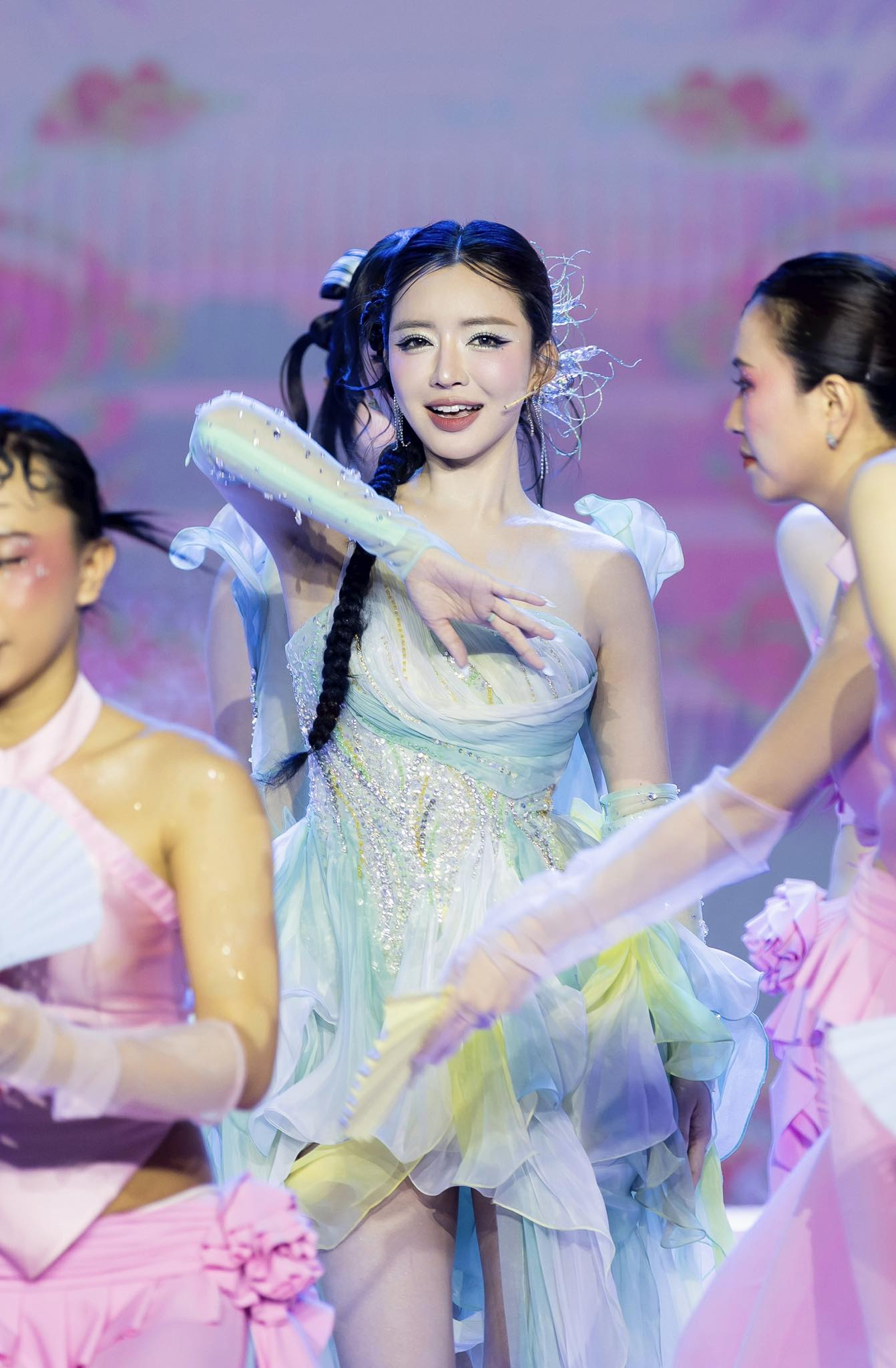 Mỹ nh&acirc;n Việt h&aacute;t 3 b&agrave;i bỏ t&uacute;i nửa tỷ đồng: Bị ch&ecirc; diễn hời hợt, nhan sắc ng&agrave;y c&agrave;ng kh&aacute;c lạ- Ảnh 8.