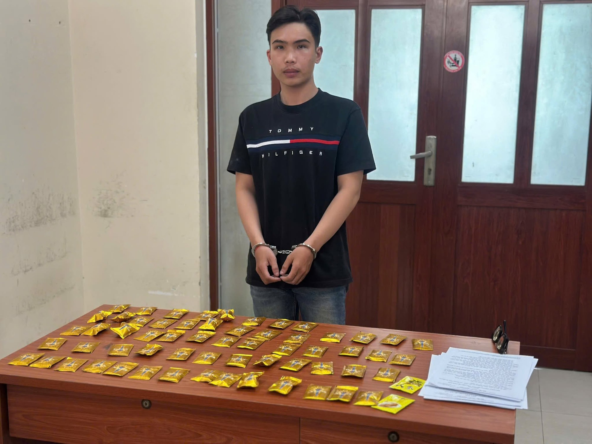 Triệt ph&aacute; đường d&acirc;y ma t&uacute;y ti&ecirc;u thụ khắp c&aacute;c tỉnh th&agrave;nh, thu giữ gần 1.000 vi&ecirc;n thuốc lắc v&agrave; hơn 17kg "h&agrave;ng cấm"- Ảnh 2.