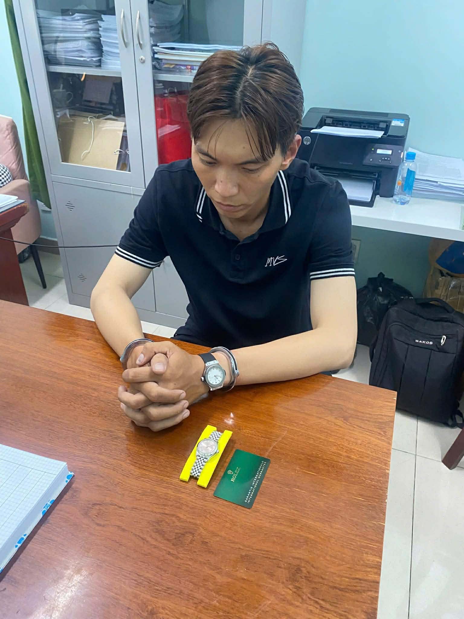 C&ocirc; g&aacute;i tr&igrave;nh b&aacute;o mất đồng hồ Rolex hơn 270 triệu tại căn hộ chung cư, một nam thanh ni&ecirc;n nhanh ch&oacute;ng bị mời l&agrave;m việc- Ảnh 1.