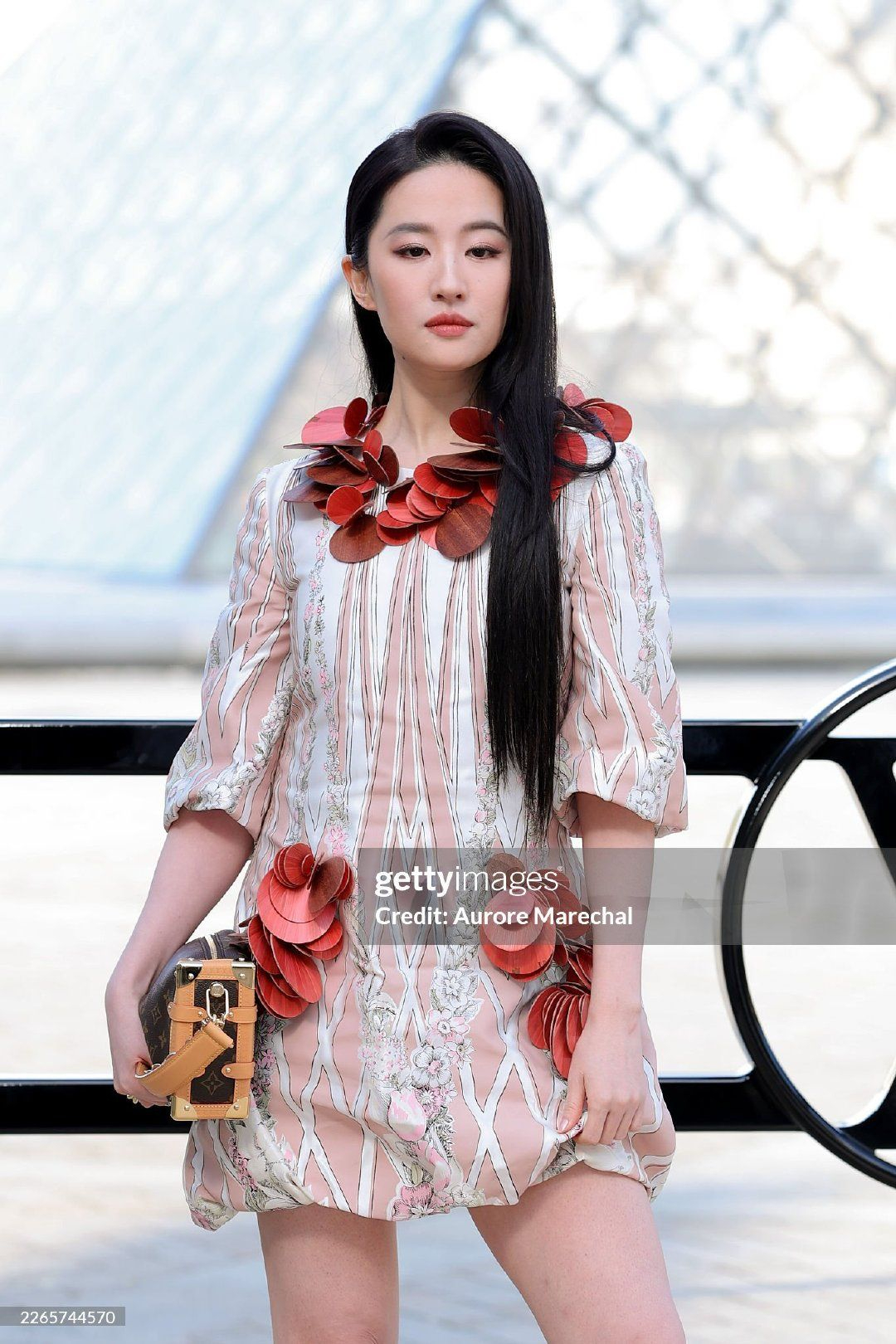 Lưu Diệc Phi bị ch&ecirc; sến s&uacute;a nhưng mang về 210 tỷ khi xuất hiện- Ảnh 2.